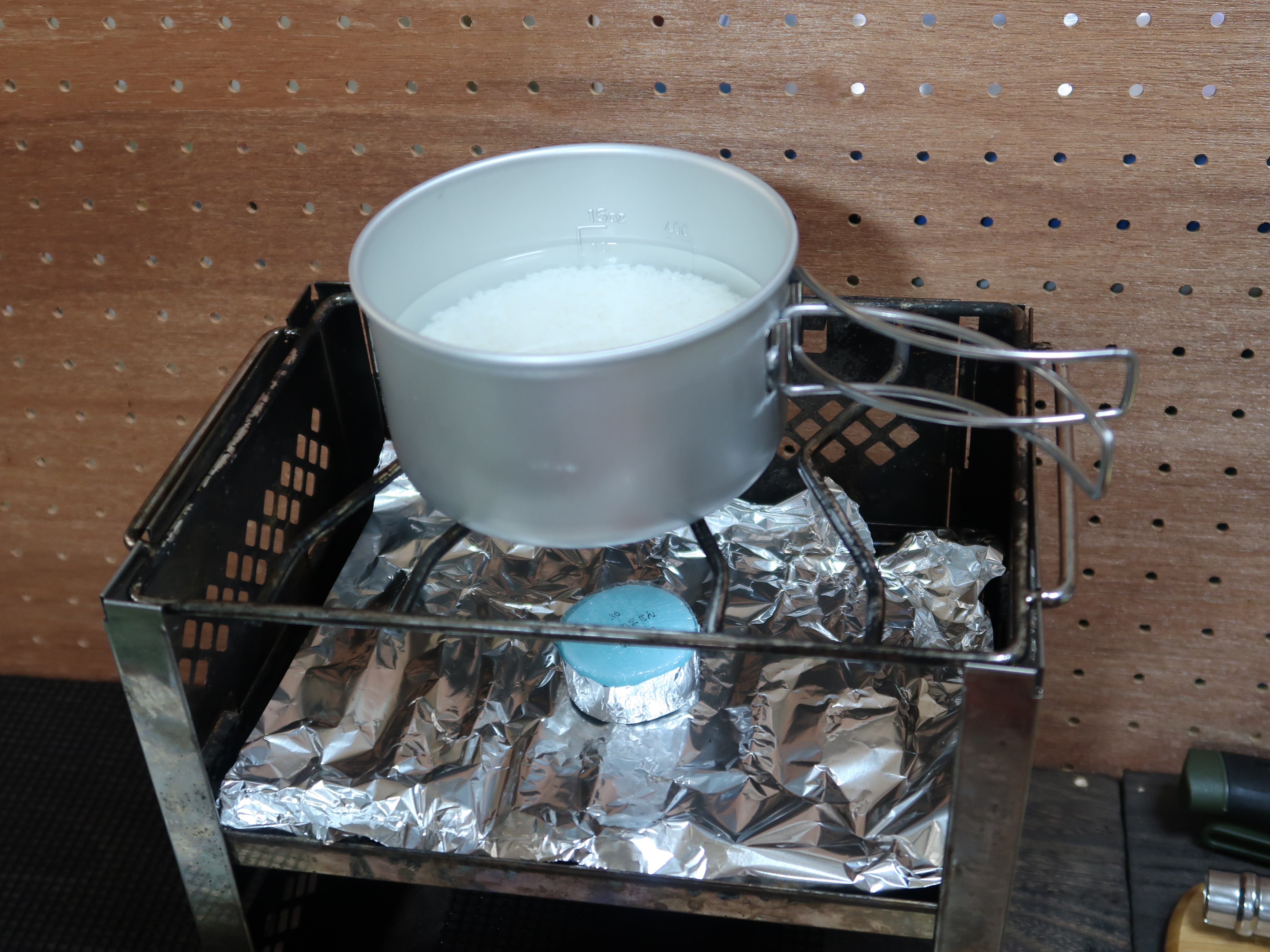 アウトドア キャンプ車中泊で便利な固形燃料で自動炊飯やってみた しょしょブログ