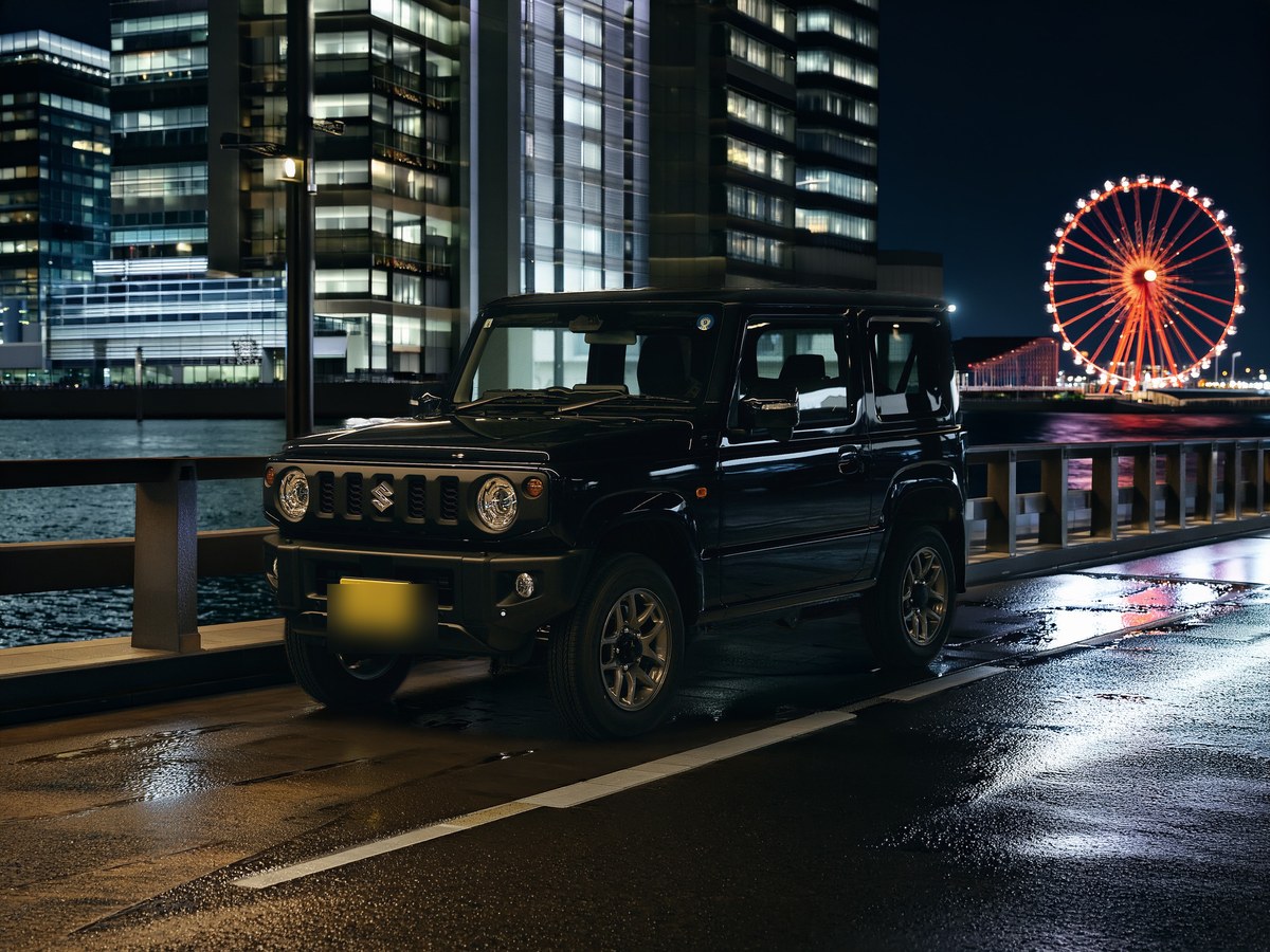 夜の港町を背にした愛車の黒のジムニー